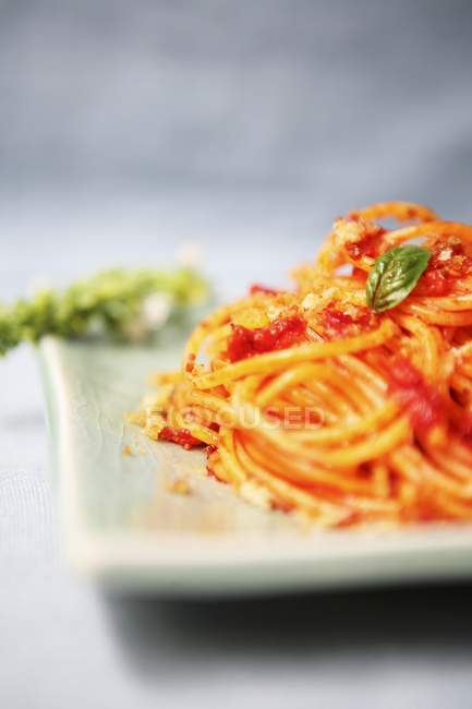 Espaguete com tomates na chapa — Fotografia de Stock