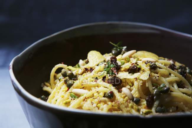 Спагетти с лимонами и кедровыми орехами — стоковое фото