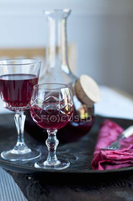 Copos de vinho tinto na bandeja — Fotografia de Stock