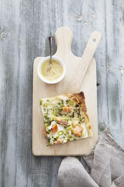 Salmon and spring onion pizza — Stock Photo