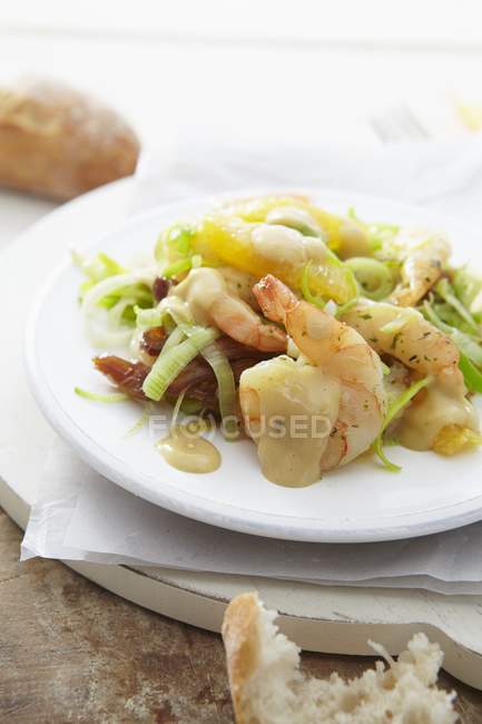 Salade d'orange et poireaux aux crevettes — Photo de stock