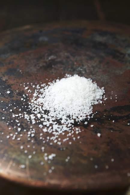 Кучка белой соли — стоковое фото