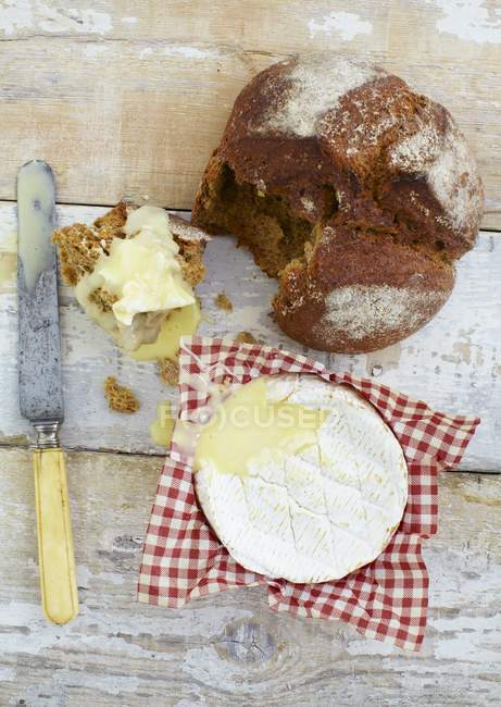 Хліб і теплий камамбер — стокове фото