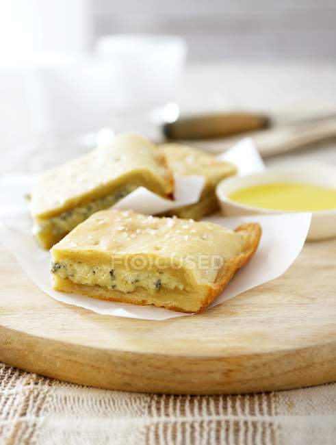 Focaccia com um recheio de queijo — Fotografia de Stock