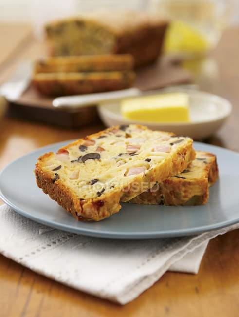 Gâteau aux olives sur assiette et sur table — Photo de stock