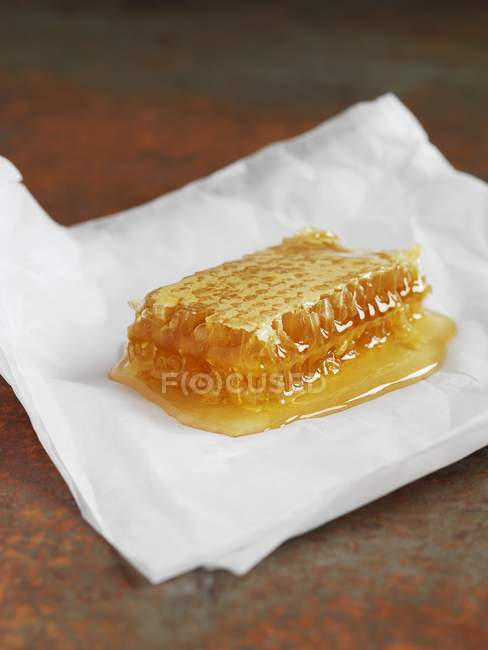 Мед на бумажной салфетке — стоковое фото