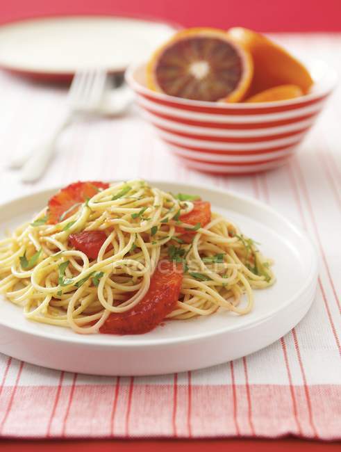 Spaghetti with blood oranges — cookery, dish - Stock Photo | #151275786