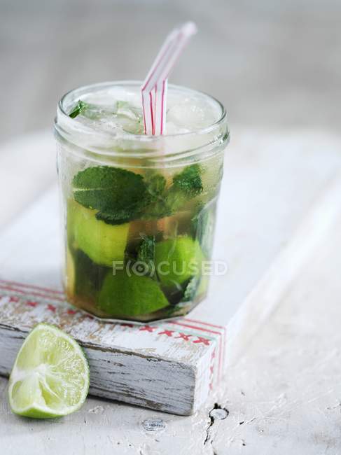 Мохито коктейль в стакане с мятными листьями — стоковое фото