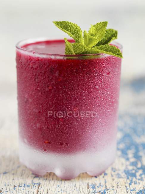 Berry smoothie with mint — Stock Photo