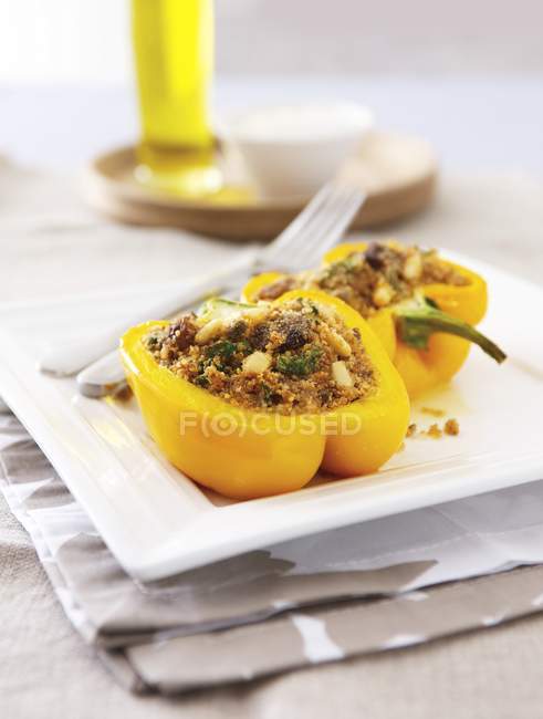 Peperoni ripieni - peperoni ripieni su piatto bianco con forchetta — Foto stock