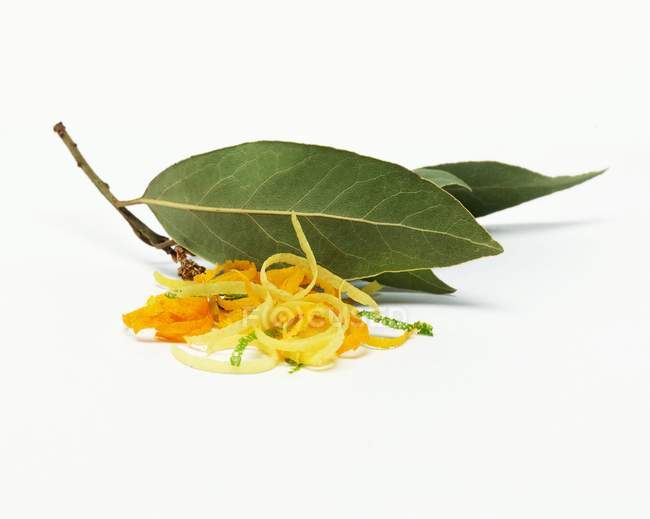 Fresh Bay leaves and citrus zest — Stock Photo