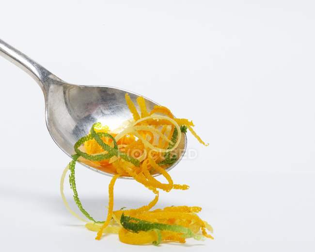 Vista de cerca de naranja, limón y ralladura de lima en la cuchara - foto de stock