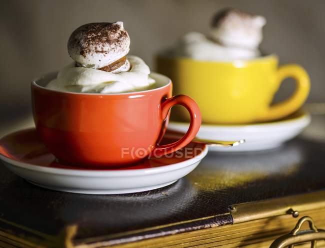 Tazas de café con crema - foto de stock