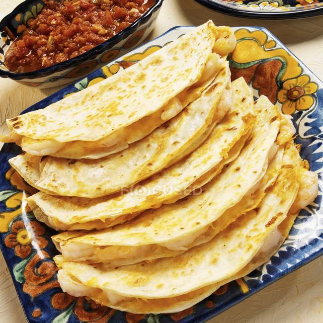 Piatto di gamberetti Quesadillas e salsa su vassoio — Foto stock