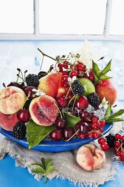 Frutas y bayas frescas mezcladas - foto de stock
