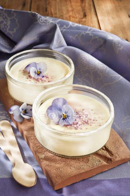 Cream desserts with flowers — Stock Photo