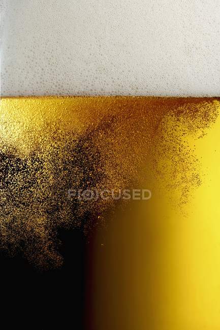 Bulles dans un verre à bière — Photo de stock