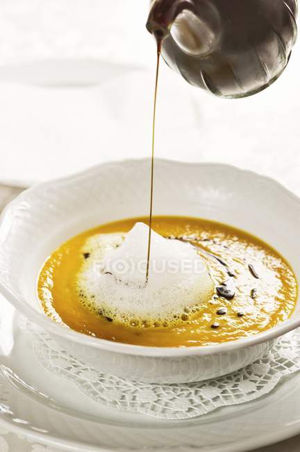 Zuppa di zucca con olio di semi di zucca — Foto stock