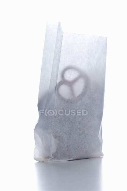 Соленые крендельки в бумажном пакете — стоковое фото