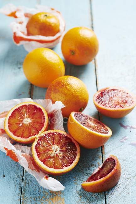Naranjas de sangre frescas con mitades - foto de stock