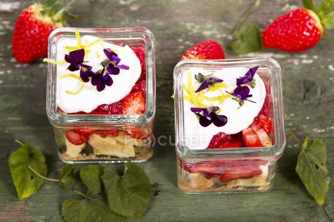 Erdbeer-Tiramisu im Glasbehälter — Stockfoto