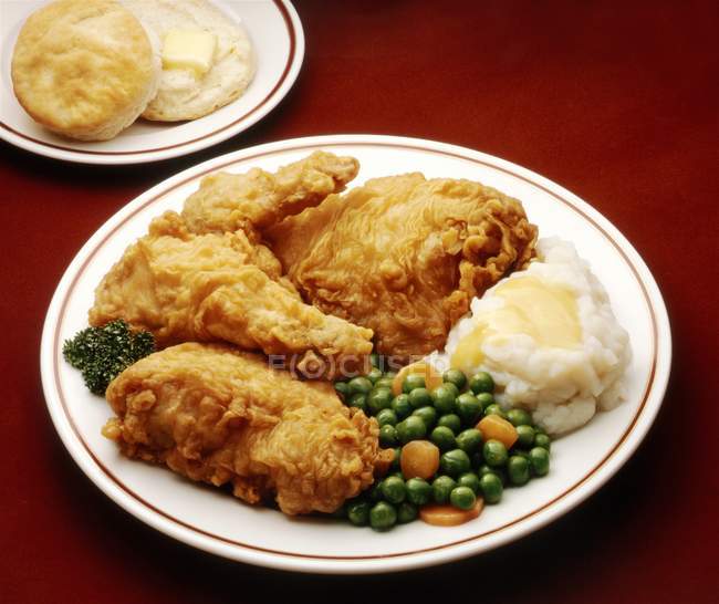 Ужин с жареным цыпленком — стоковое фото