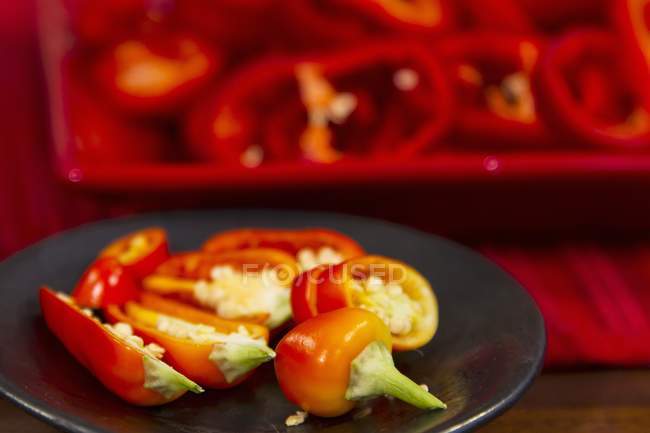Mini pimentas vermelhas fatiadas — Fotografia de Stock