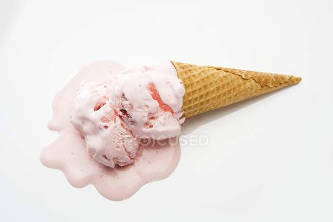 Cono de helado de fresa - foto de stock