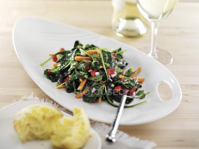 Grünkohlsalat auf weißem Teller — Stockfoto