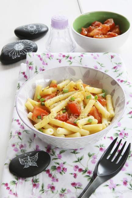 Rigatoni pasta con tomates - foto de stock