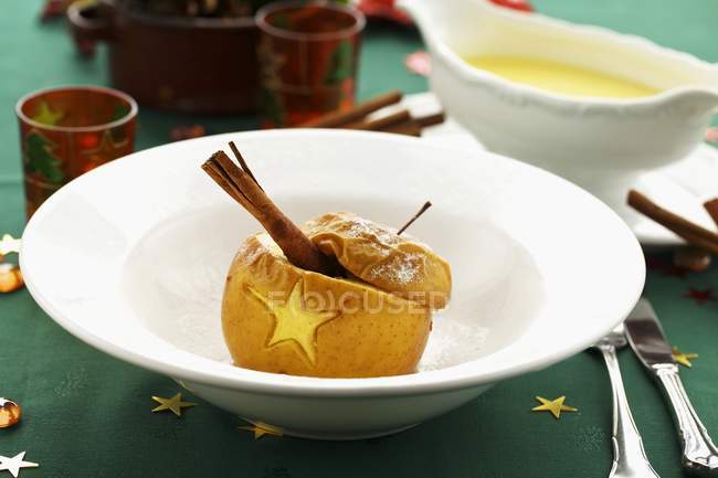 Pomme au four avec crème anglaise — Photo de stock