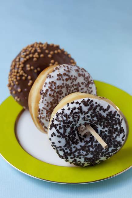 Donuts glaseados con chocolate - foto de stock
