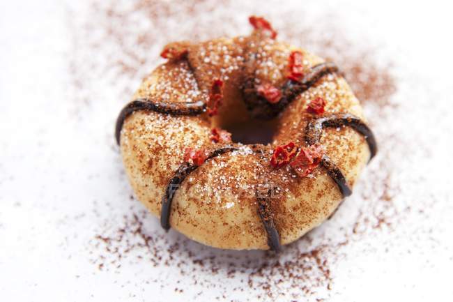 Пончик с шоколадной глазурью — стоковое фото