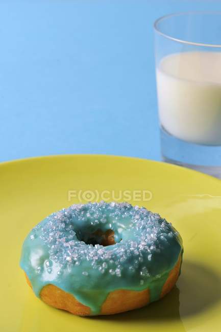 Пончик с голубой глазурью — стоковое фото