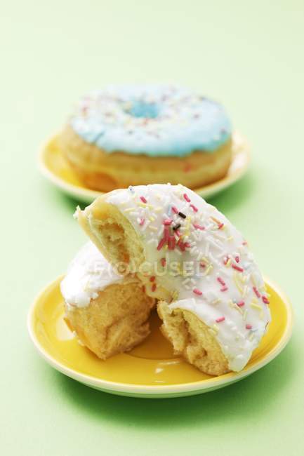 Donut com polvilhas de açúcar — Fotografia de Stock