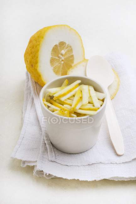 Ensalada de limón de cedro con vinagre y aceite - foto de stock