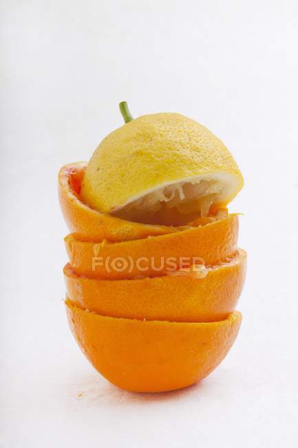 Juiced orange and lemon halves — Stock Photo