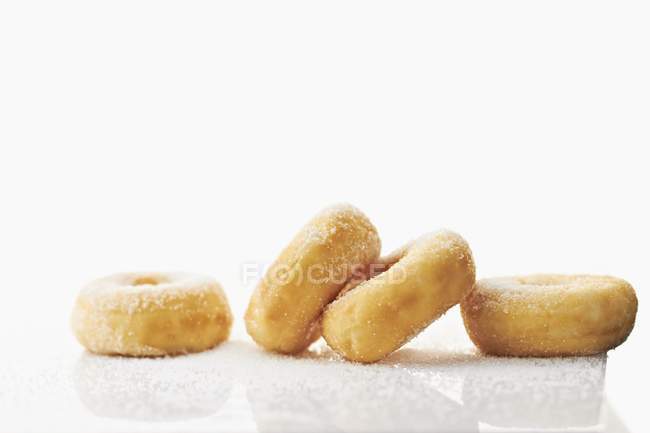 Пончики с сахаром на белом — стоковое фото