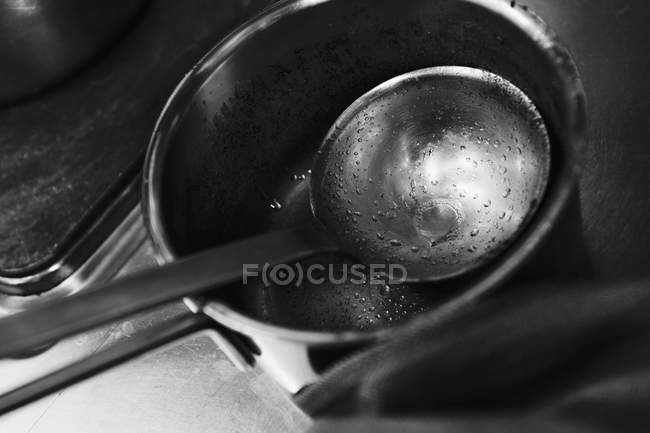 Vue rapprochée de casserole sale et louche — Photo de stock