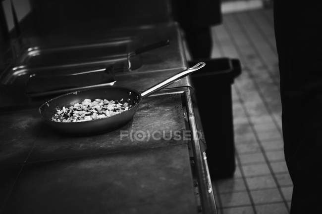 Vista elevada de una sartén con comida en una estufa caliente - foto de stock