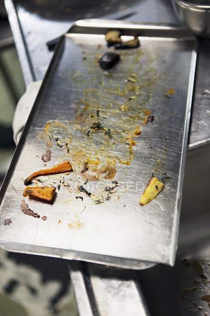 Reste de légumes sur une plaque à pâtisserie — Photo de stock