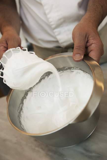 Mãos humanas cozinhar Merengue — Fotografia de Stock