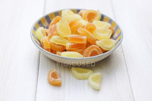 Vista close-up de geleia de frutas cítricas cristalizadas na tigela — Fotografia de Stock