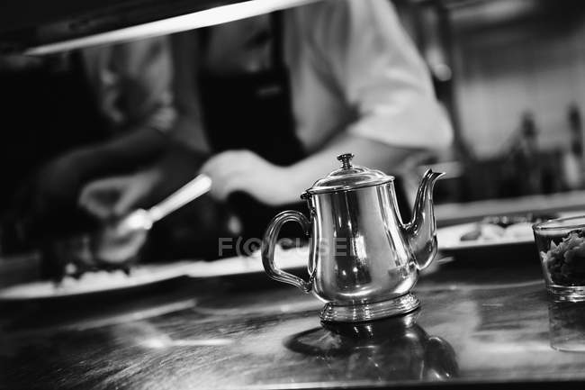 Серебряный чайник на прилавке — стоковое фото