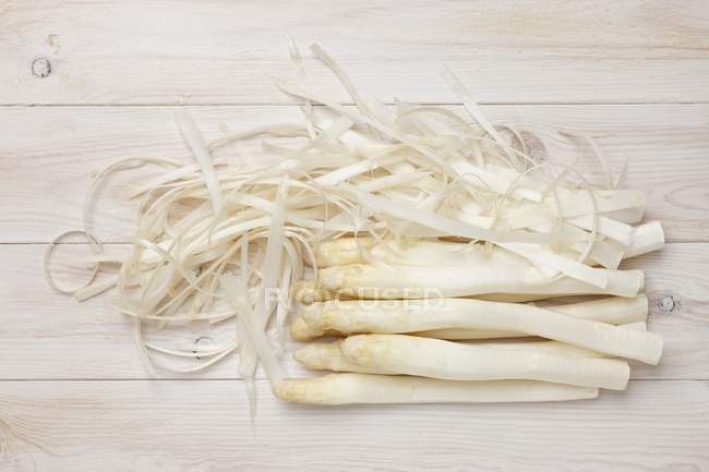 Espárragos blancos pelados - foto de stock