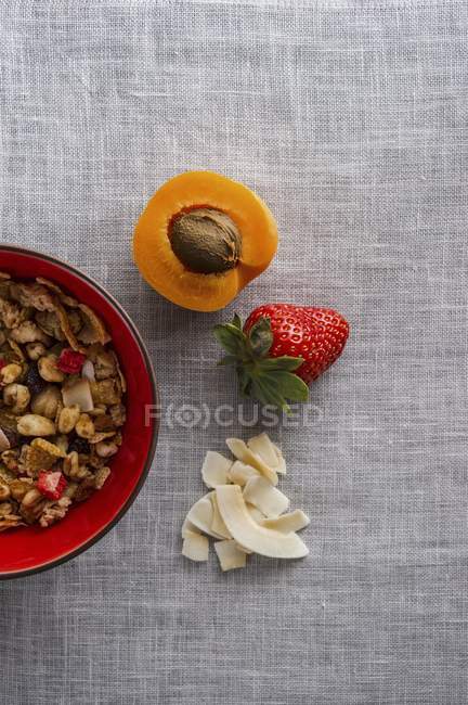 Tigela de muesli ao lado de damascos — Fotografia de Stock