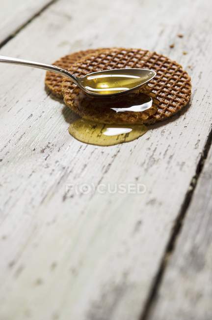 Zwei Honigwaffeln — Stockfoto