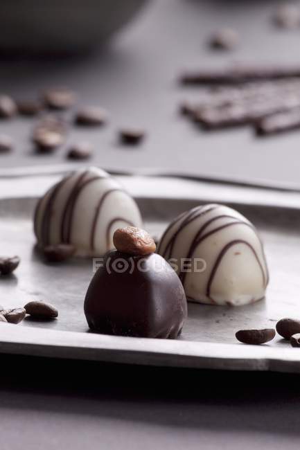 Pralines au chocolat sur plat — Photo de stock