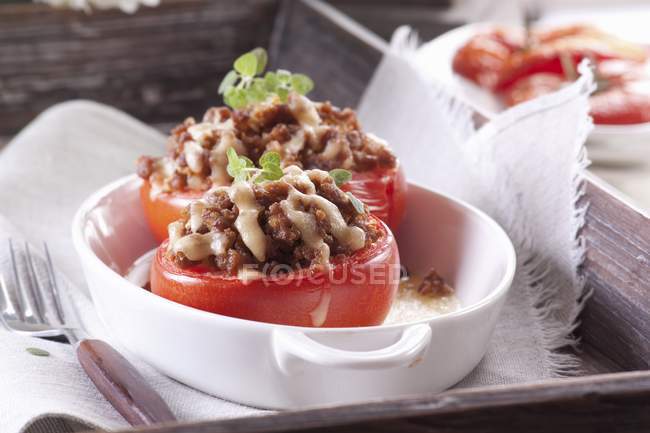 Фаршированные помидоры в белой тарелке — стоковое фото