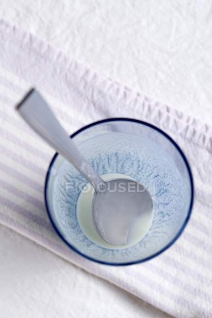 Пустой стакан овсяного молока — стоковое фото